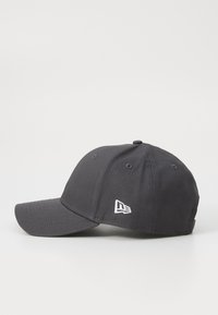 Melna auduma cepure ar izliekto malumu, kurai sānos ir izšūts balts logotips. Strukturēta kronis ar sešām ventilācijas atverēm.