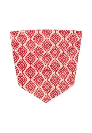Bandonă roșie și crem cu un model geometric în formă de diamant și accente florale, realizată dintr-un material moale, având o formă triangulară.
