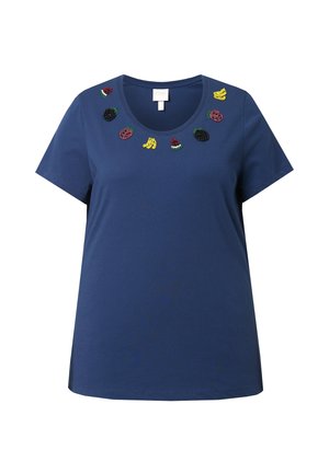 Camiseta de manga corta azul marino con diseños de frutas con cuentas, incluyendo sandía, plátano, mora y fresa, alrededor del escote.