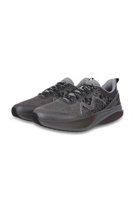 Graue Laufschuhe mit einem strukturierten Obermaterial, kontrastierenden dunkleren Akzenten, flexibler Sohle und dekorativer Schnürung.