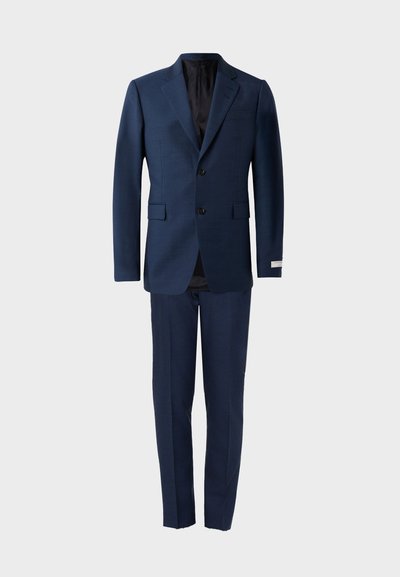 Marineblauer Anzug, bestehend aus einem Blazer und einer Hose. Der Blazer hat einen Reverskragen, zwei Knöpfe und eine einzelne Brusttasche. Glatte Stoffstruktur.