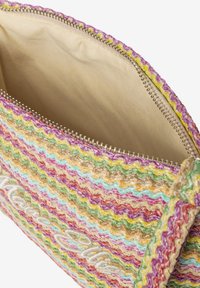 Sac en tissu tissé multicolore avec un motif zigzag, arborant des teintes de rose, vert, jaune et violet. À l'intérieur, il possède une doublure beige lisse et une fermeture éclair.