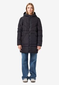 Manteau matelassé noir avec capuche, présentant des détails de couture verticaux et horizontaux, fermeture éclair à l'avant et deux poches latérales.