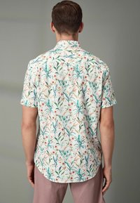 Next REGULAR FIT biały