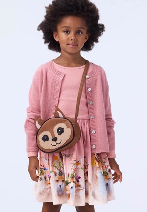 Brun dyreskapslomme med tegneserie-rev design; rosa cardigan og matchende kjole med blomster- og revmønster, teksturert stoff.