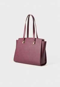 Mørkerød tote-bag med en struktureret silhuet, lavet af glat kunstlæder. Har to korte håndtag og detaljer i guldfarve.