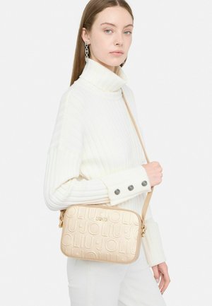 Borsa a mano beige chiaro con motivo logo a rilievo, forma rettangolare, texture in pelle liscia e tracolla regolabile.