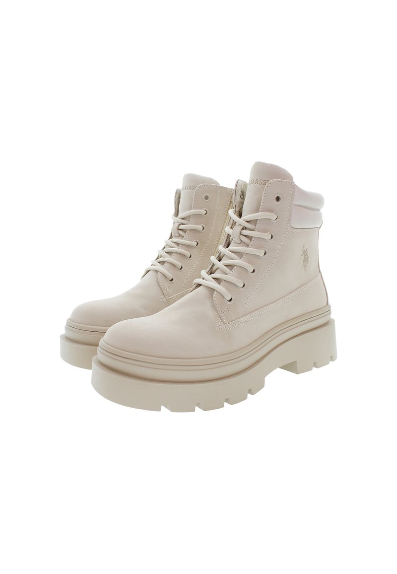 Stivali alla caviglia beige con lacci, suole robuste con lugs, colletto imbottito, cerniera laterale e logo discreto sul lato esterno.
