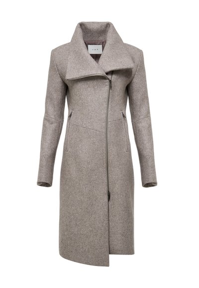 Cappotto grigio in lana con un colletto alto, design aderente e maniche a lunghezza intera. Presenta una zip frontale e tasche laterali. Texture liscia.