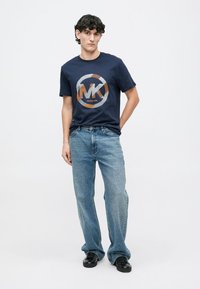 Michael Kors SPORT TEE - T-shirts med print - midnight