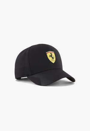 Casquette de baseball en mesh noir avec une visière incurvée et un logo Ferrari jaune représentant un cheval cabré noir au centre avant.