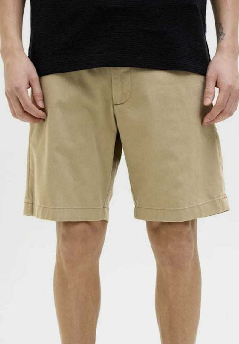 Shorts color khaki realizzati in cotone, con un taglio dritto, orlo arrotolato e tasche frontali. Colore neutro senza motivi o decorazioni visibili.