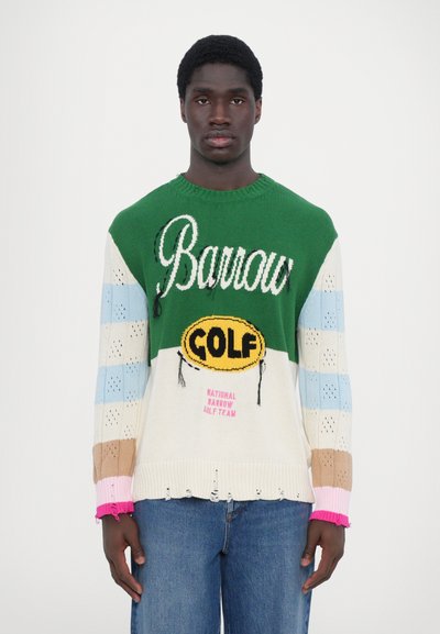 Mønstret strikket sweater i flere farver, herunder grøn, blå, beige og pink. Teksturerede mønstre med broderet "Barrow GOLF" logo og frynset søm.