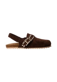 Sabot slingback en daim marron avec détails de coutures blanches et boucle argentée sur semelle en liège à bord festonné.