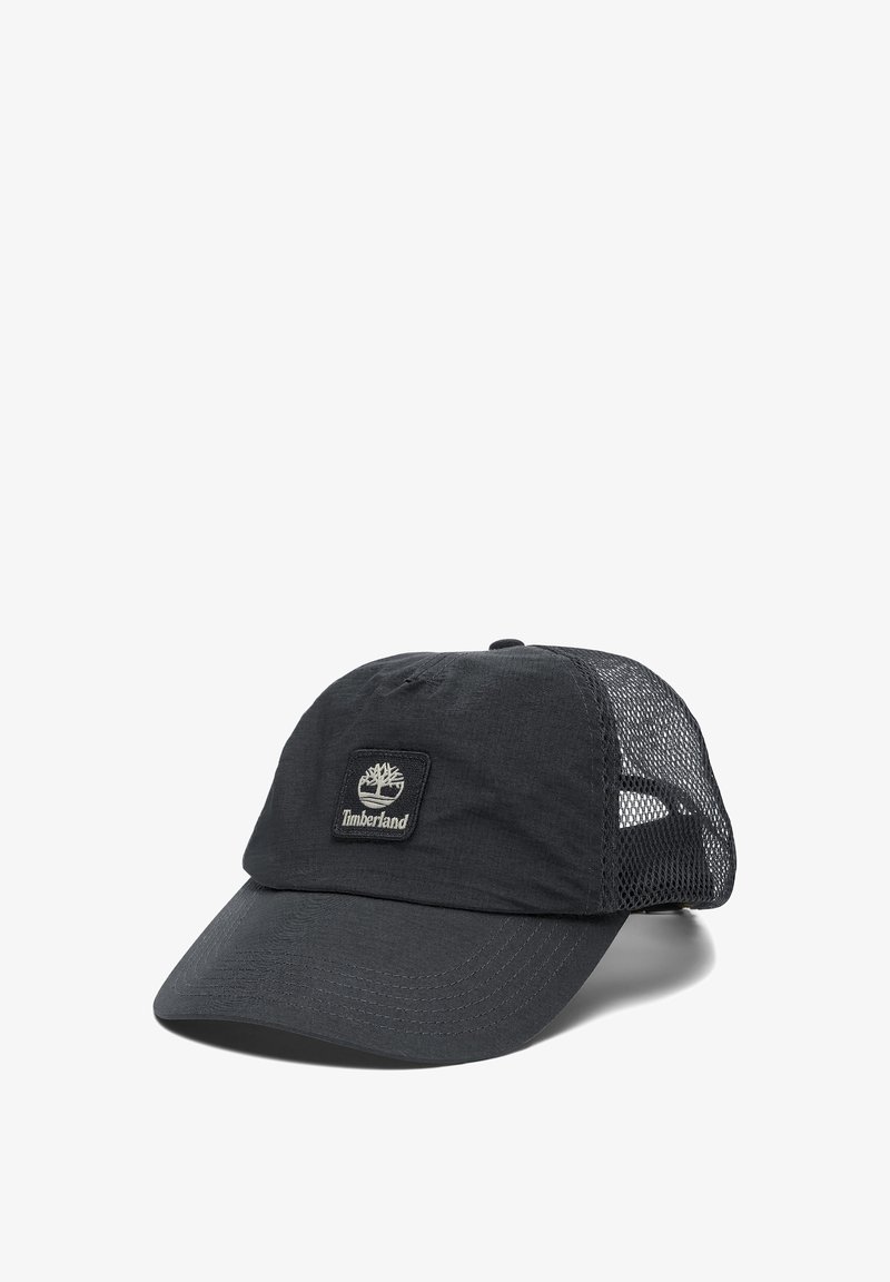 Svart keps med nätbak, med en frampatch med Timberland-loggan. Tyget är texturerat, har en böjd skärm och kontrasterande sömmar.