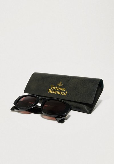 Fekete napszemüveg vastag, szögletes kerettel, sötét lencsékkel, mellette egy textúrált fekete tok arany "Vivienne Westwood" logóval.