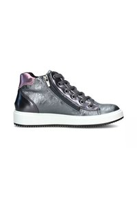 Sneaker alta grigia metallica con una texture liscia, suola bianca, dettaglio con zip e un tacco riflettente viola. Design con lacci sulla parte anteriore.