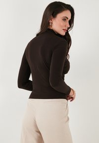 LELA SLIM FIT - Long sleeved top - brown