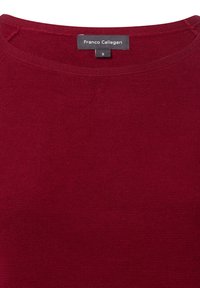 Zbliżenie na dekolt burgundowego swetra z dzianiny, z czarną metką Franco Callegari w rozmiarze S wszytą wewnątrz kołnierza.