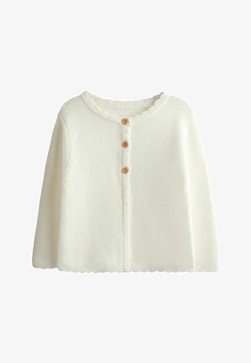 Weißer gestrickter Baby-Cardigan mit wellenförmigen Kanten und drei kleinen braunen Knöpfen vorne.