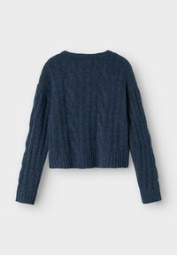 Granatowy sweter o skróconym kroju z fakturą w warkocze, z długimi rękawami i ściągaczem na dolnym końcu. Zaprojektowany z okrągłym dekoltem.