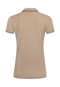Beige polo-shirt met een gestructureerde afwerking, voorzien van een klassieke kraag en korte mouwen met donkerbruine piping langs de kraag en manchetten.