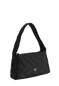 Bolso de hombro negro acolchado con costuras diagonales, correas cortas acolchadas, cierre de cremallera y pequeña etiqueta de logo en la parte frontal.