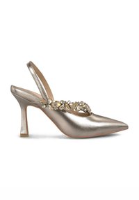 Talons slingback en or métallisé avec un bout pointu, ornés d'un embellissement en pierres précieuses sur le devant et d'un talon bloc élégant.