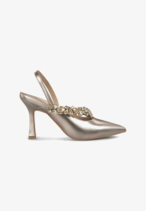Slingback hakken in metallic goud met een spitse neus, voorzien van een decoratieve edelsteenversiering over de voet en een slanke blokhak.