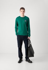 GANT MEDIUM ARCHIVE SHIELD - Langarmshirt - deep forest green