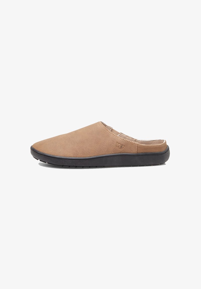Rudi slip-on mules, pagaminti iš tekstūruotos odos, su kreiva nosimi, žema juoda padu ir subtiliu prekės ženklo akcentu.
