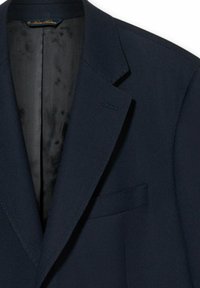 Blazer blu navy testurizzato con una tasca singola, rever a punta e fodera in raso. Presenta un design pulito e strutturato senza chiusure visibili.