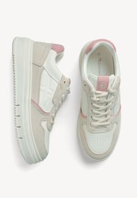 Białe i różowe sneakersy wykonane z zamszu i skóry, z okrągłym nosem, perforowanymi detalami i grubą gumową podeszwą. Rozmiar 37.