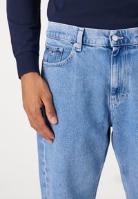 Tommy Jeans ISAAC RELAXED - Jeans Tapered Fit - denim light