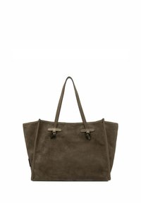 Sac fourre-tout en daim vert olive avec deux poignées supérieures, de forme plate et des détails de couture minimaux. Intérieur non doublé visible à l'ouverture.