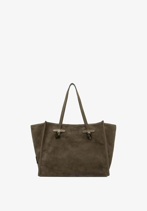 Sac fourre-tout en daim vert olive avec deux poignées supérieures, de forme plate et des détails de couture minimaux. Intérieur non doublé visible à l'ouverture.