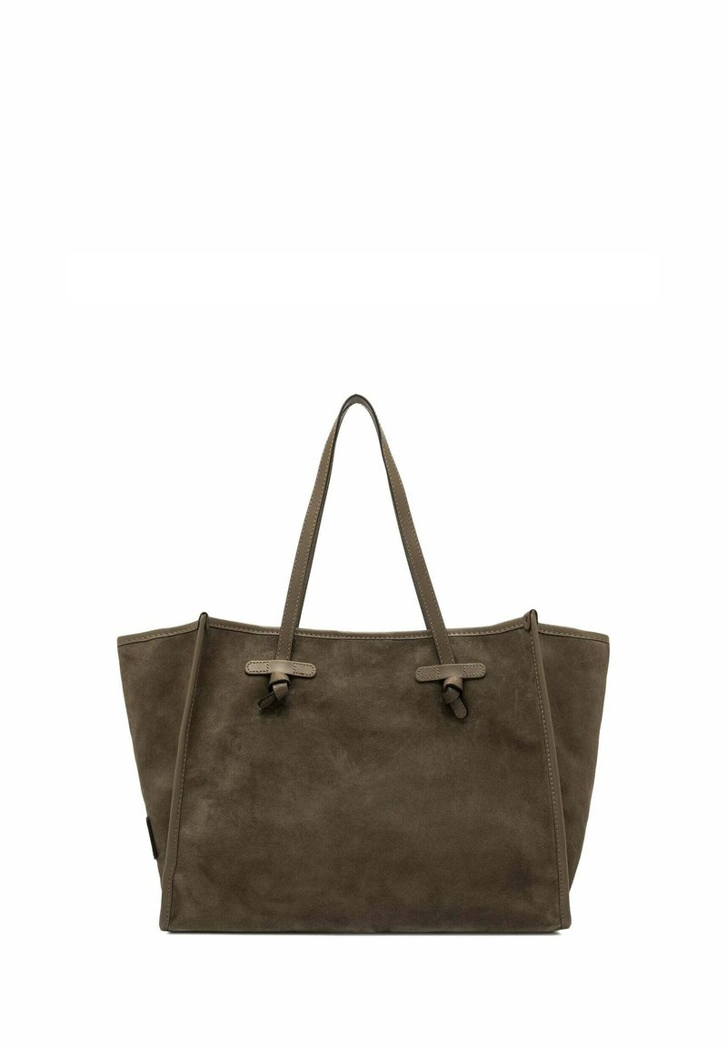 Sac fourre-tout en daim vert olive avec deux poignées supérieures, de forme plate et des détails de couture minimaux. Intérieur non doublé visible à l'ouverture.
