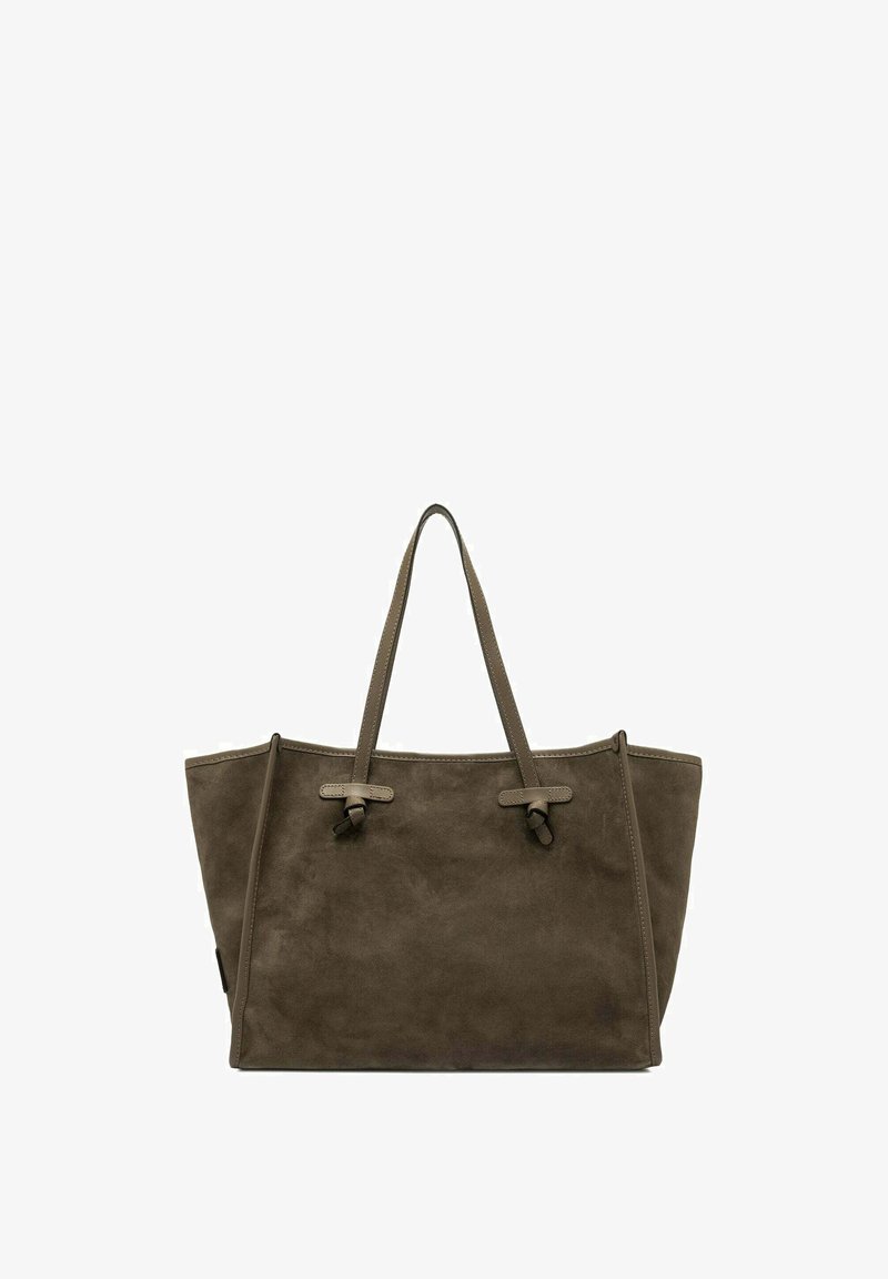 Borsa tote in suede verde oliva con due manici superiori, forma piatta e dettagli di cucitura minimi. Interno non foderato visibile all'apertura.