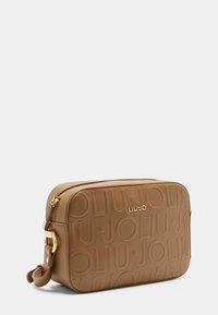 Borsa a tracolla in pelle marrone con motivo a logo in rilievo, chiusura con zip superiore, hardware tono oro e una tracolla staccabile. Design rettangolare compatto.