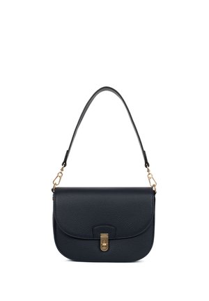 Zwarte schoudertas van getextureerd leer met goudkleurige sluiting en accessoires, voorzien van een gebogen klep en verstelbare riem.