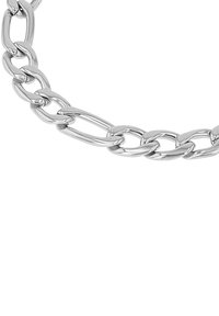 Bracciale in metallo argento con catena caratterizzata da anelli ovali allungati intrecciati con una finitura lucida, che mette in risalto una texture liscia e riflettente.
