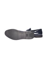 Scarpa sintetica blu navy con una finitura liscia, tacco basso e suola in gomma caratterizzata da un motivo testurizzato e un design elegante.