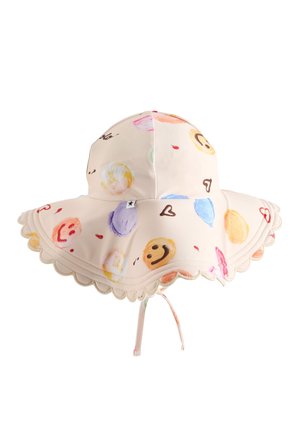 Chapeau à large bord en tissu doux, avec un fond rose clair orné de motifs colorés de visages souriants et de cœurs, bordure festonnée et sangle sous le menton.