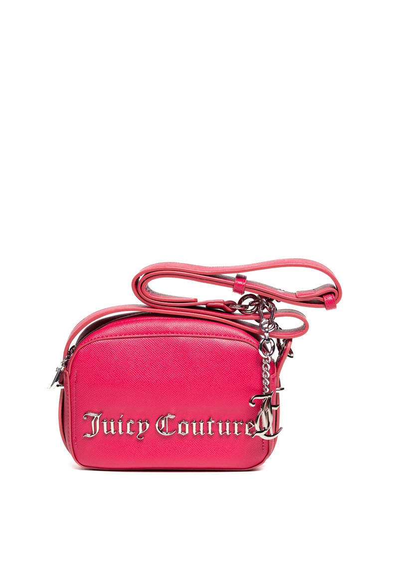 Różowa torebka crossbody z imitacji skóry z srebrnym logo "Juicy Couture", regulowanym paskiem i metalowymi akcentami. Kompaktowy, zaokrąglony kształt z zamkiem błyskawicznym.