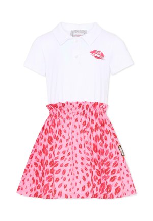 Biała sukienka polo z krótkim rękawem, z logo w postaci czerwonych ust na piersi oraz marszczonym różowym dołem z czerwonymi motywami ust.