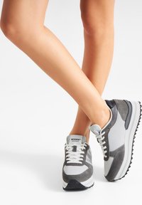 Woden SNEAKERS RONJA PLATEAU - Trainers - dark grey multi