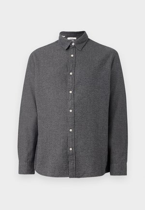 Camisa gris de botón con una tela texturizada, cuello, mangas de longitud completa y botones beige en la parte frontal. Dobladillo recto en la parte inferior.