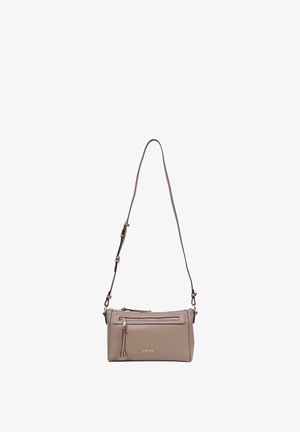 Sac bandoulière en cuir taupe avec bandoulière ajustable, poche zippée à l'avant et logo LIU JO doré sur le devant.