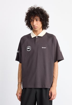 Donkergrijze polo met een crèmekleurige kraag, voorzien van een logo op de borst, korte mouwen en een comfortabele pasvorm.