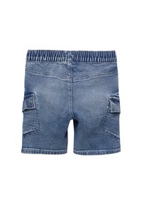 Shorts de mezclilla con un lavado azul, cinturilla elástica y dos bolsillos laterales tipo cargo. Presenta detalles de costura y un corte recto.